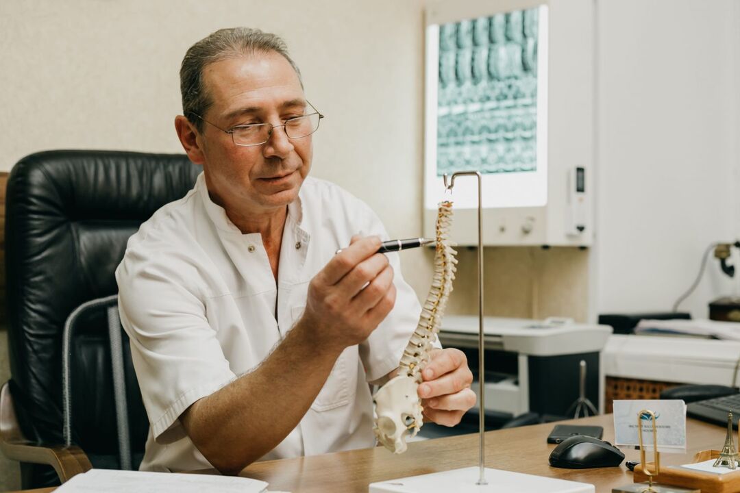 The doctor explains the features of treatment for osteochondrosis of the thoracic spine